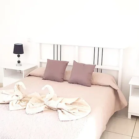 Spacious In With Shared Pool Apartment *