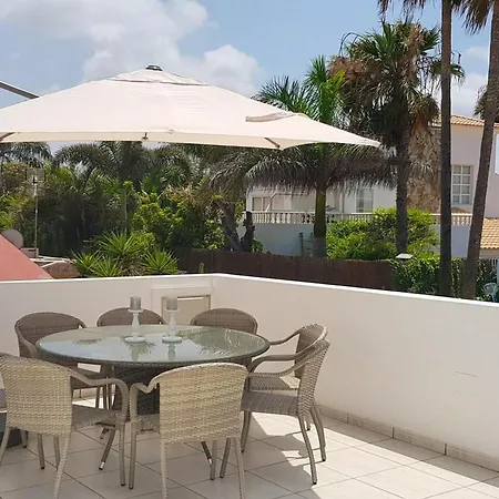 Spacious In With Shared Pool Apartment