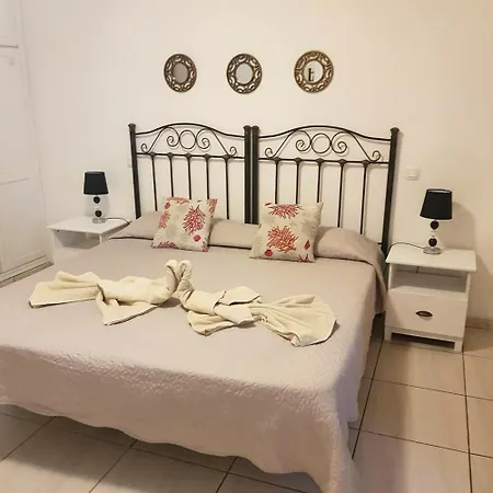 Spacious In With Shared Pool Apartment