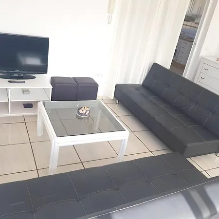 Apartment Spacious In With Shared Pool *